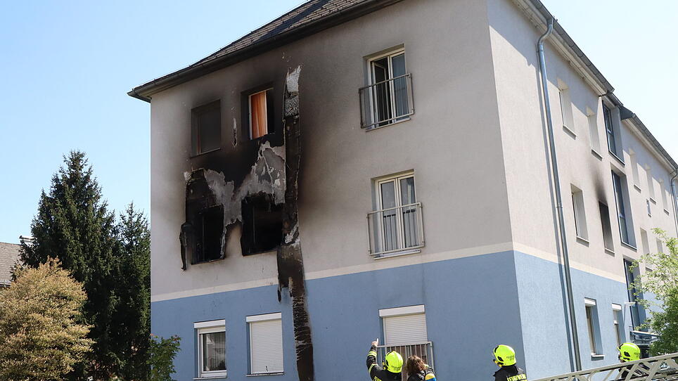 Wohnung brannte aus: Vier Nachbarn mussten ins Spital