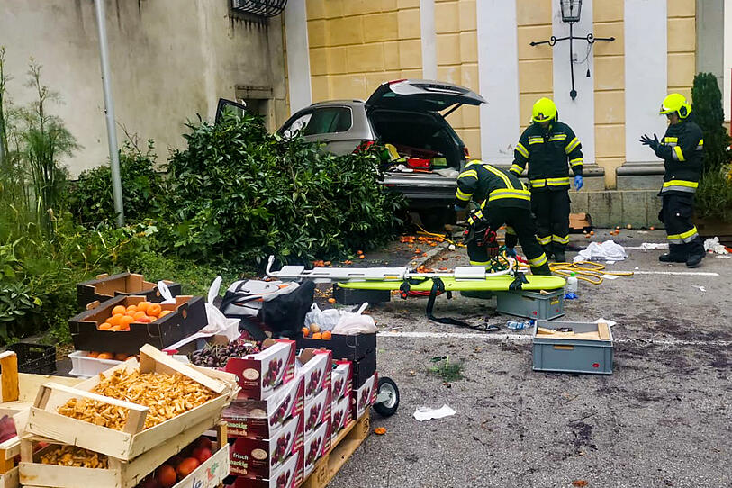 Auto fuhr in St. Florian in Marktstand: 12 Verletzte