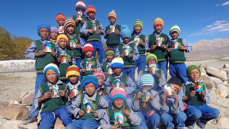Mühlviertler Kinder häkelten Hauben für gleichaltrige Schüler im fernen Tibet