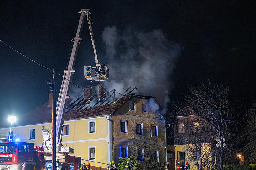 Dachstuhlbrand in Königswiesen forderte 130 Feuerwehrleute