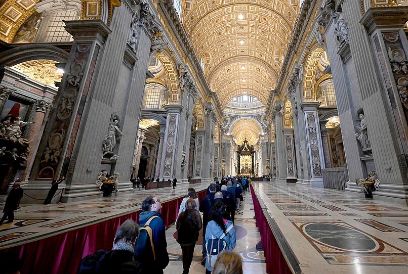 Lange Warteschlangen: Papst Benedikt XVI. wird im Petersdom aufgebahrt