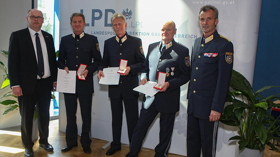 Goldenes Verdienstzeichen für drei Polizei-Kommandanten
