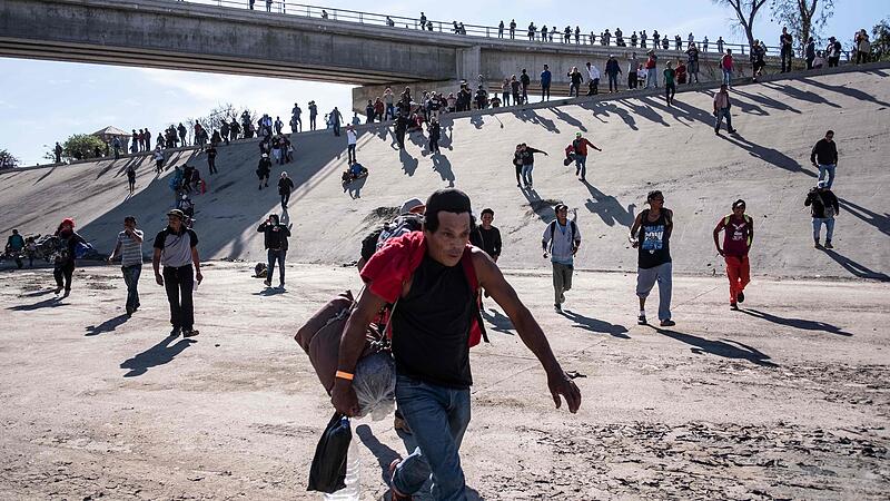 Hunderte Migranten stürmten Grenze zwischen Mexiko und USA