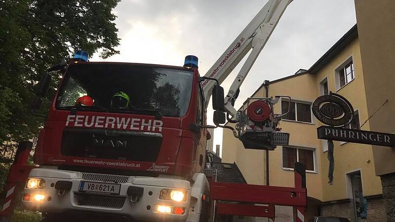 Einbruch Vöcklabruck - Feuerwehr sucht Dächer ab