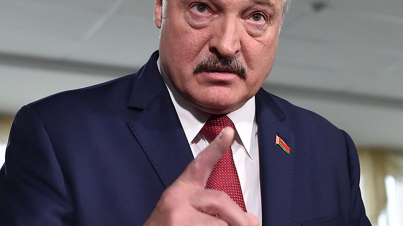 Der weißrussische Staatschef schüttelt weiterhin jede Hand