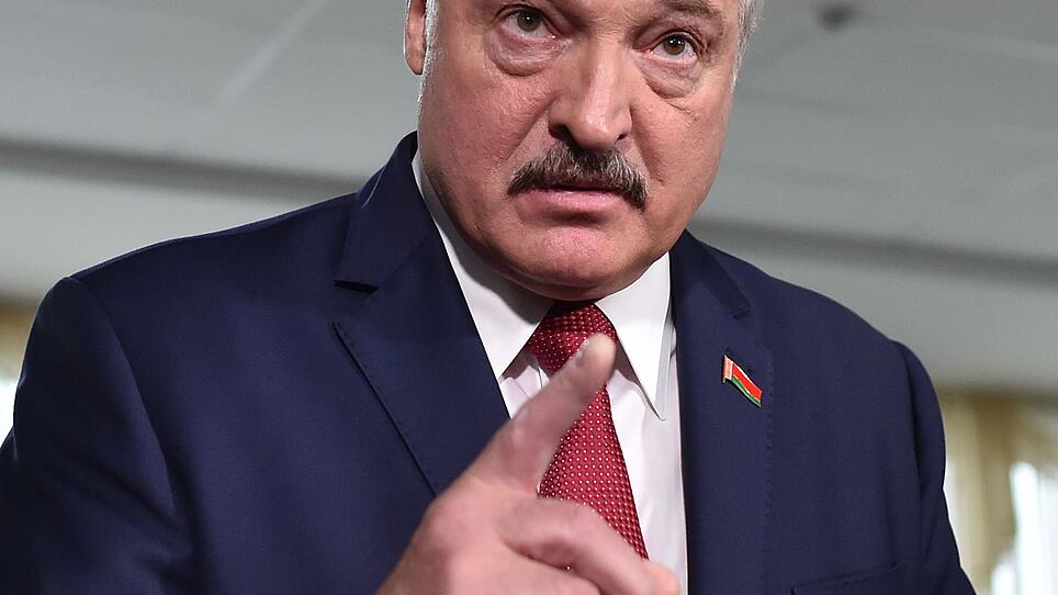 Der weißrussische Staatschef schüttelt weiterhin jede Hand