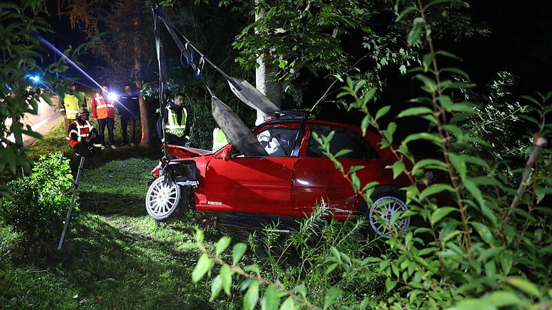 Schwerer Unfall in Pinsdorf: Pkw landete auf Baum