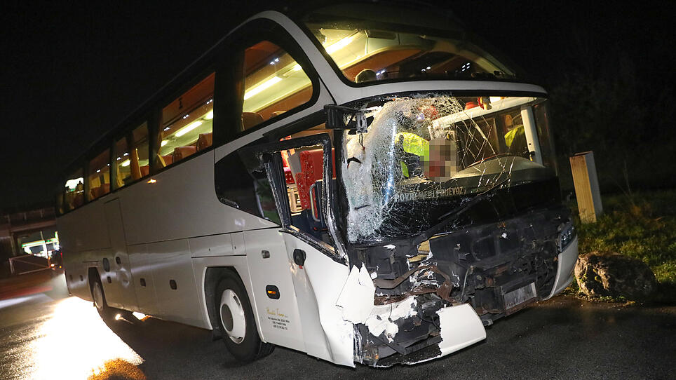 Fotos: Unfall mit Reisebus auf der Pyhrnautobahn bei Klaus an der Pyhrnbahn, Klaus an der Pyhrnbahn, 29.10.2019