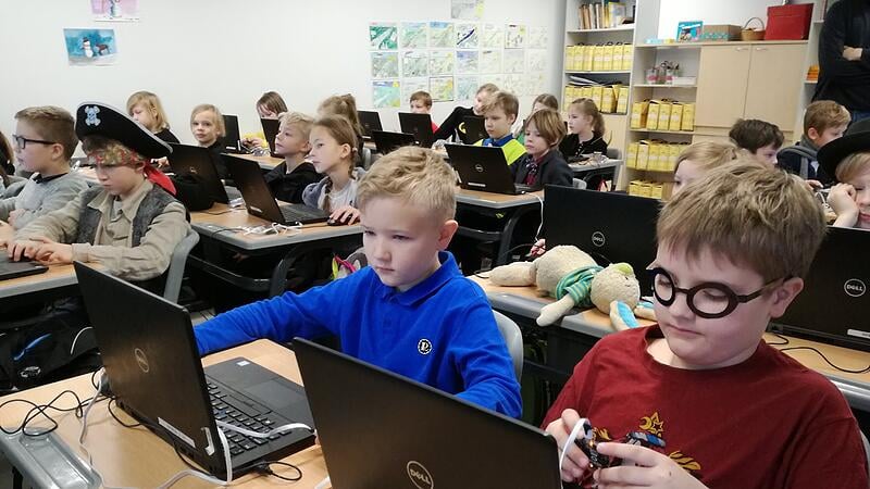 Estland, Schulklasse mit Laptops