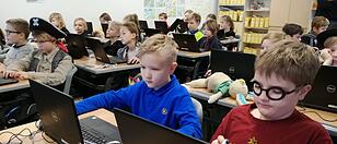 Estland, Schulklasse mit Laptops