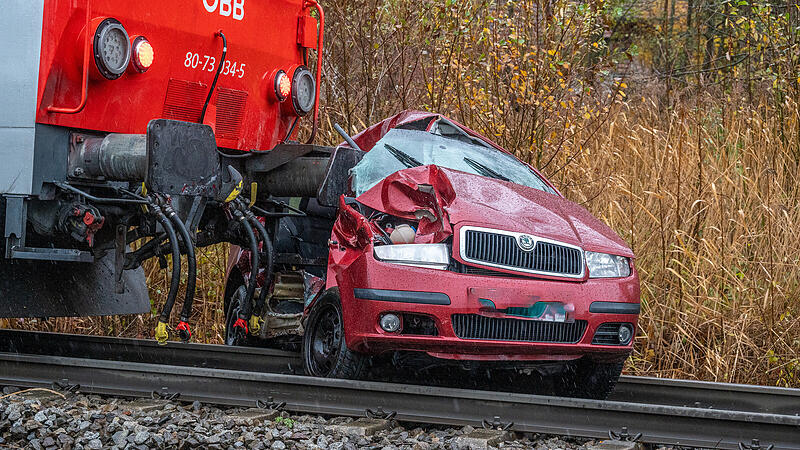 Auto prallte gegen Zug: Fahrer starb an Unfallstelle
