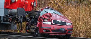 Auto prallte gegen Zug: Fahrer starb an Unfallstelle