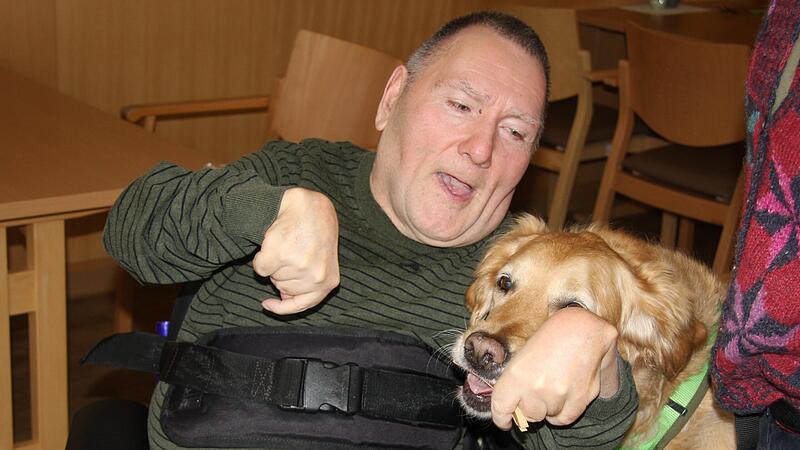 Zwei Therapiehunde bringen "Freude auf acht Pfoten" ins Seniorenwohnhaus