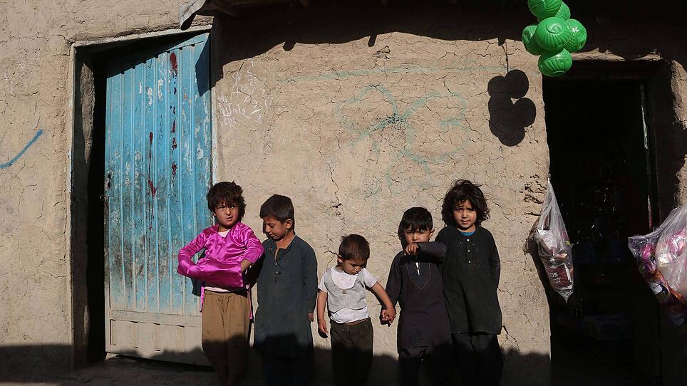 News Bilder des Tages (210531) -- KABUL, May 31, 2021 -- Photo taken on May 31, 2021 shows displaced children at a makes