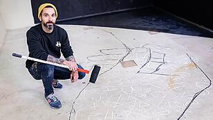 Graffiti-Künstler Perez bemalt sogenannte "Grube"
