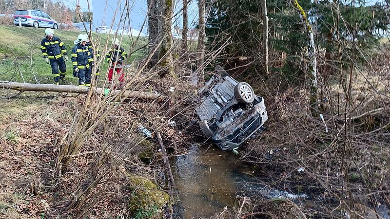 Pregarten: Car landed in the stream after a collision on the B124