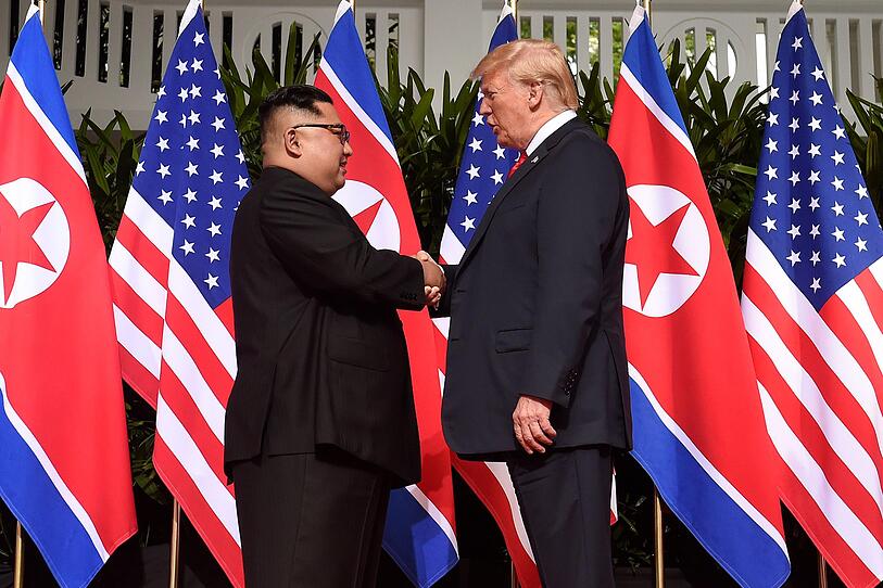 Historischer Händedruck bei Trump-Kim-Gipfel