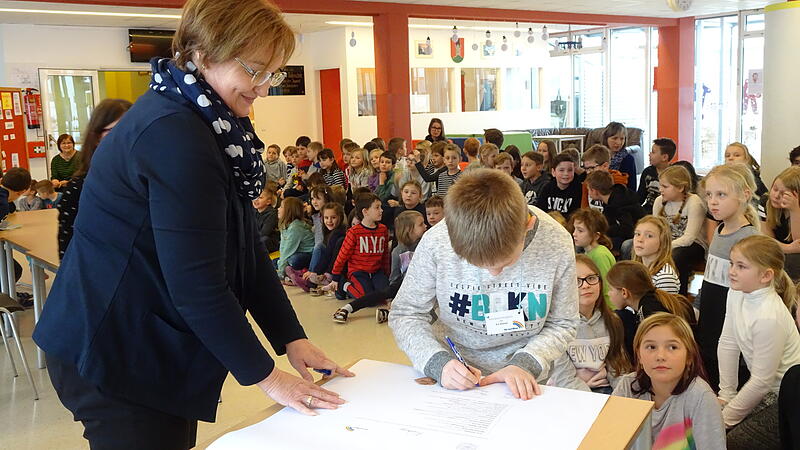 100 Hagenberger Volksschüler setzten Unterschrift unter Energiespar-Vertrag