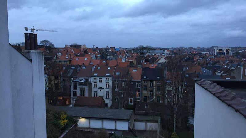 Der Blick vom Balkon in der obersten Etage auf das Stadtviertel Ixelles.