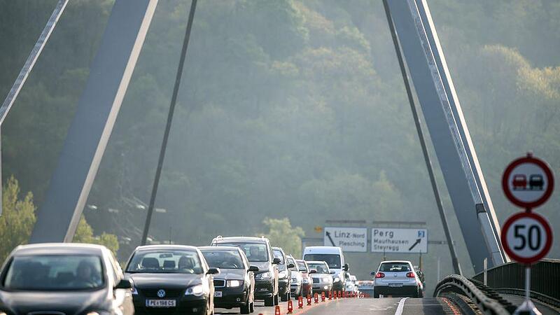 Steyregger Brücke: Radler wollen Verkehr lahmlegen