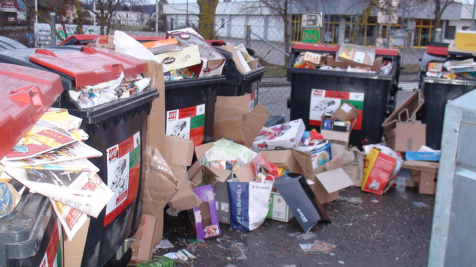 Stadt Wels reagiert auf Online-Handel: Rote Tonnen sollen Müllinseln ersetzen