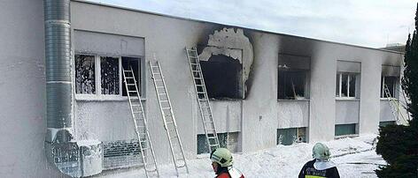 120 Mann kämpften gegen Flammen bei Kunststoffhersteller in Niederösterreich