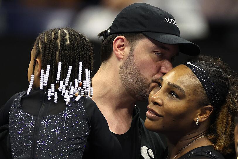 Vor Familie und Promis: Serena Williams gewinnt emotionales Auftaktmatch