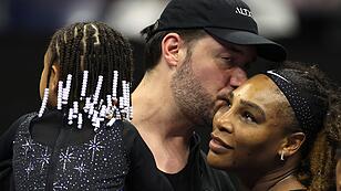 Vor Familie und Promis: Serena Williams gewinnt emotionales Auftaktmatch