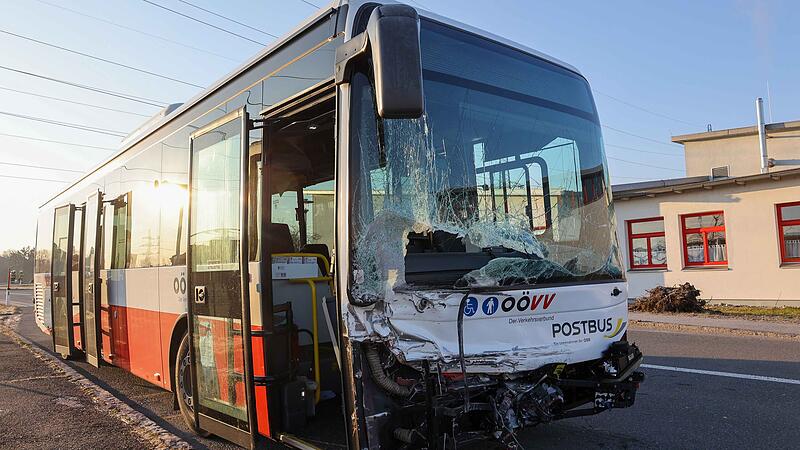 Sieben Verletzte bei Unfall mit Schulbus