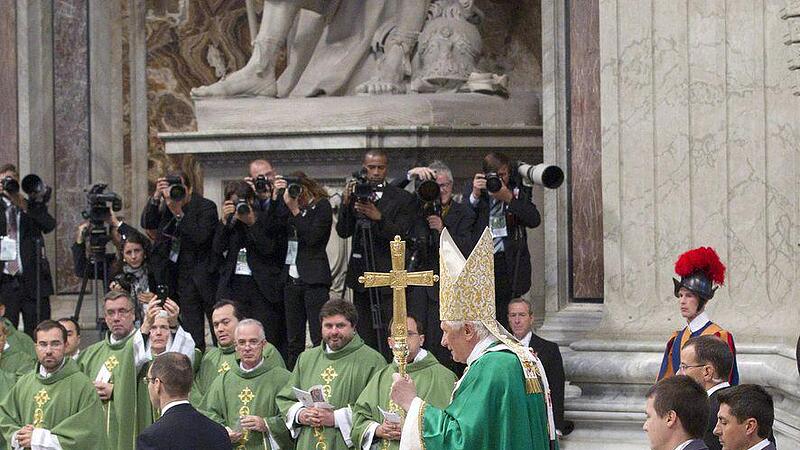 Papst rollt nun zum Altar