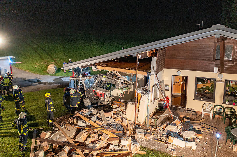 Traktor kracht in Vereinsheim- Gebäude einsturzgefährdet