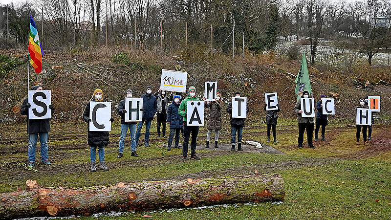 "Hier wird wieder Grünland verbaut" Anrainer protestieren gegen Rodung