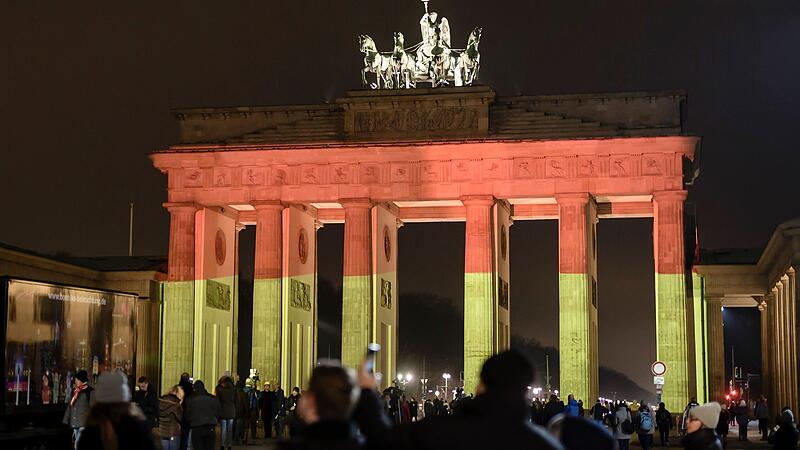 Cannabis friends celebrate: Smoking weed together at the Brandenburg Gate