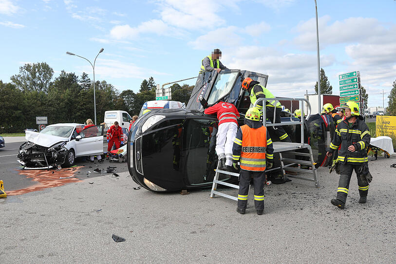 Drei Verletzte bei schwerem Verkehrsunfall