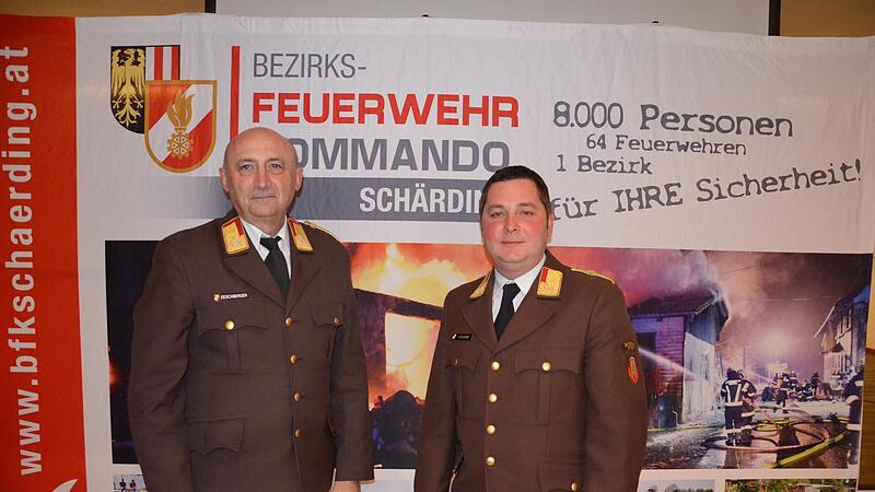 Alfred Deschberger übergibt das Amt des Bezirksfeuerwehrkommandanten an Johannes Veroner