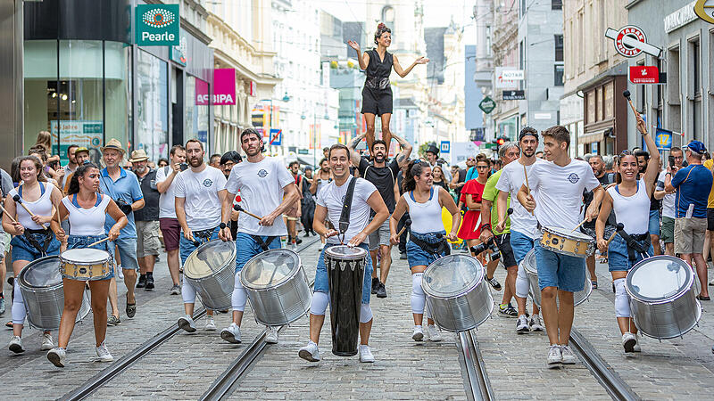 Wenn Straßenkünstler die Stadt Linz in eine bunte Welt verwandeln