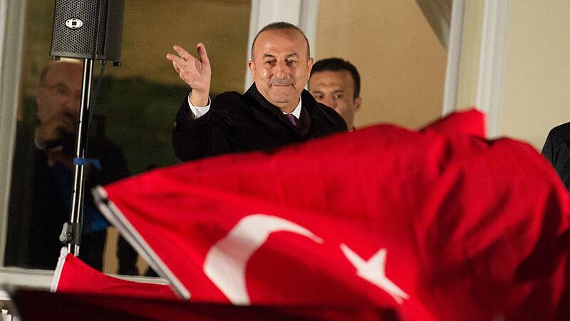 Türkische Wahlkämpfer brechen Gesetz