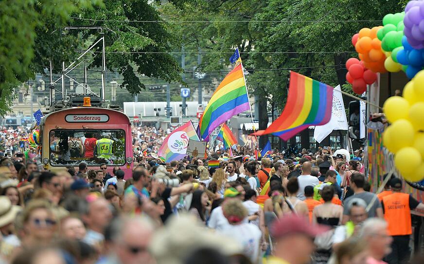 Regenbogenparade: Bunte Party am Wiener Ring