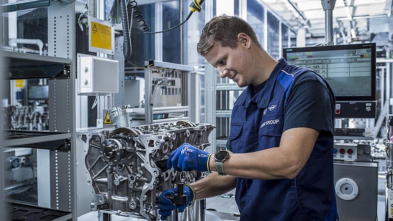 Motorenmontage bei BMW Steyr