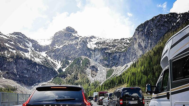 Traffic jams and delays in tourist traffic on Saturday
