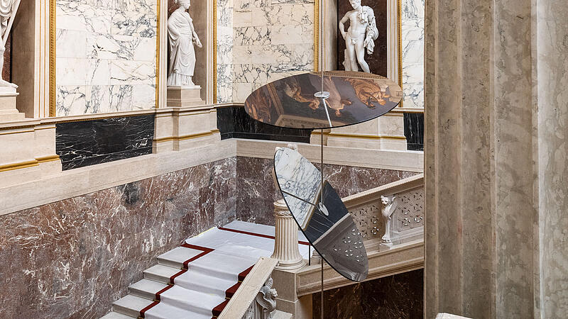 Rieder Glasbau-Spezialist installierte große Spiegelskulpturen im Parlament