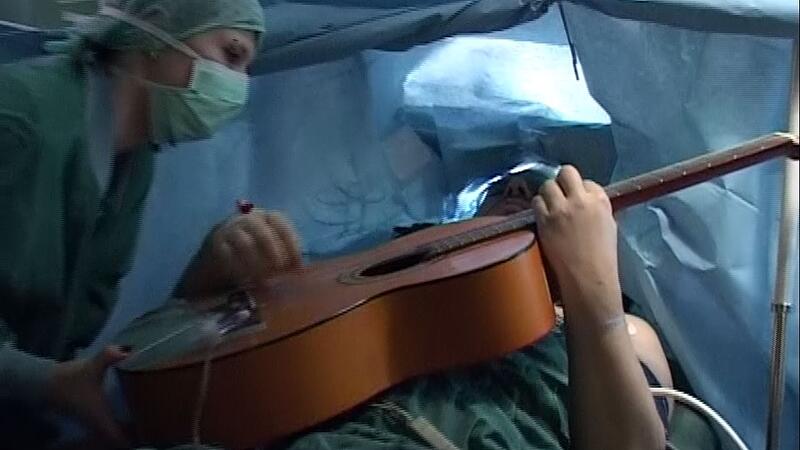 Wach im OP: Patient spielte während Eingriff am Gehirn auf seiner Gitarre