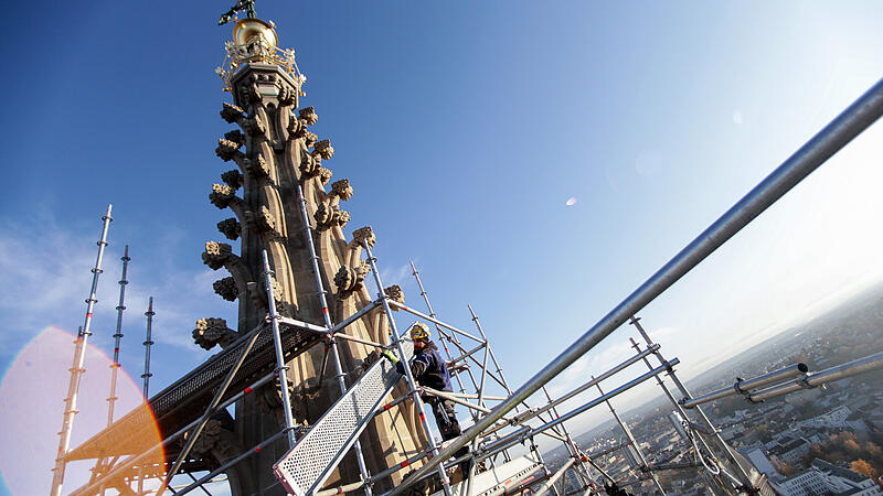 Linzer Mariendom: Turmkreuz wird abgerüstet