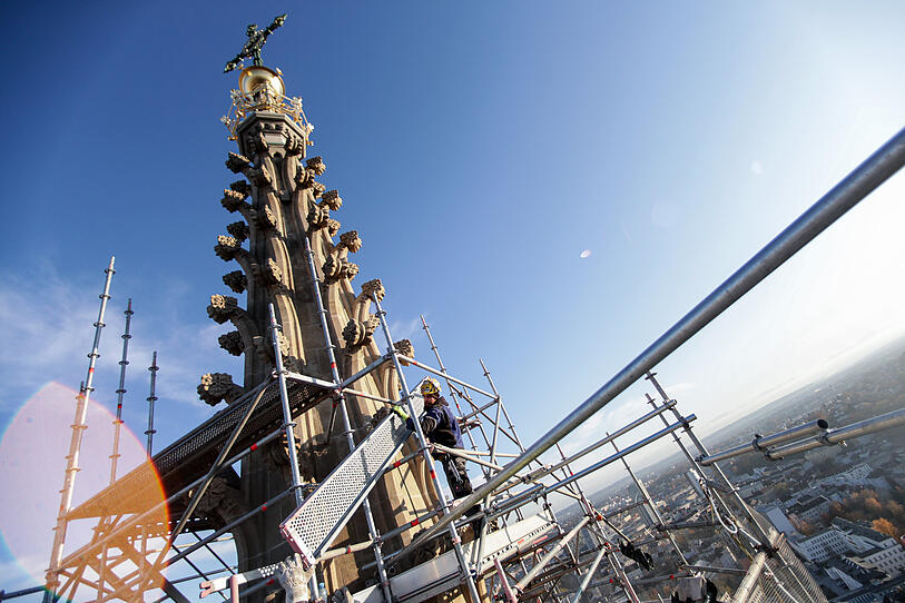 Linzer Mariendom: Turmkreuz wird abgerüstet