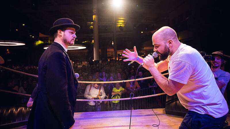 Rapper und Gstanzl-Sänger lieferten sich vor 2000 Besuchern Wettkampf