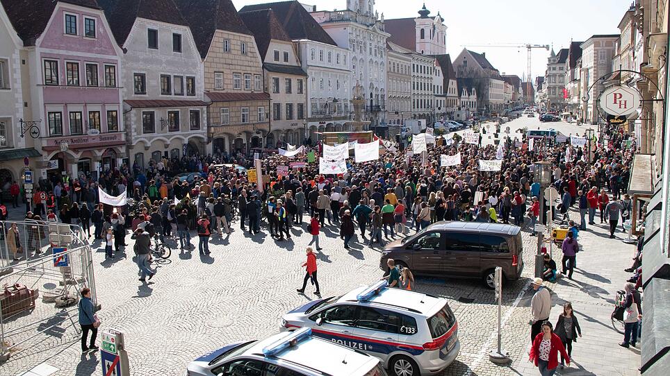1500 besorgte Bürger begehrten auf dem Stadtplatz gegen "die Niedertracht" auf