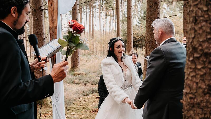 Liebe unter Bäumen besiegelt: "Green Wedding" im eigenen Wald