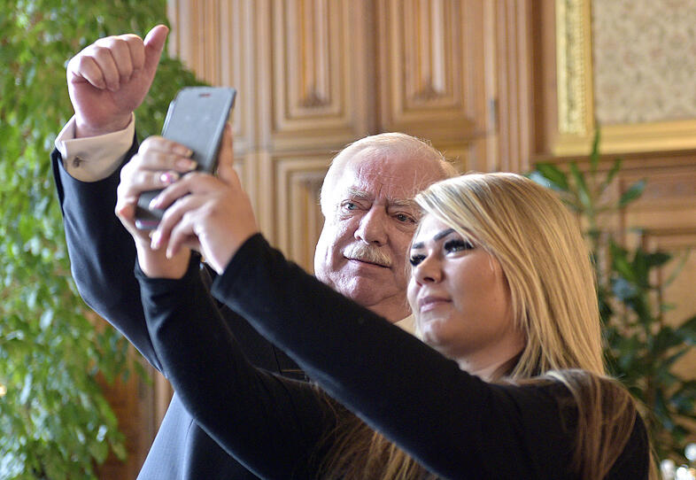 Bitte lächeln! Politiker beim Selfie-machen