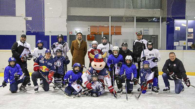 Salzburger Profis helfen mit, Kinder für den Eishockeysport zu begeistern