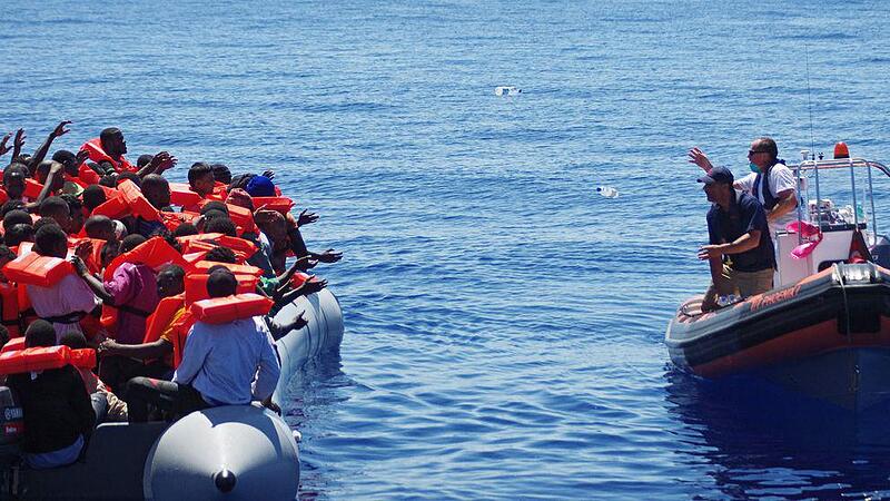 4200 Flüchtlinge aus völlig überfüllten Booten im Mittelmeer gerettet